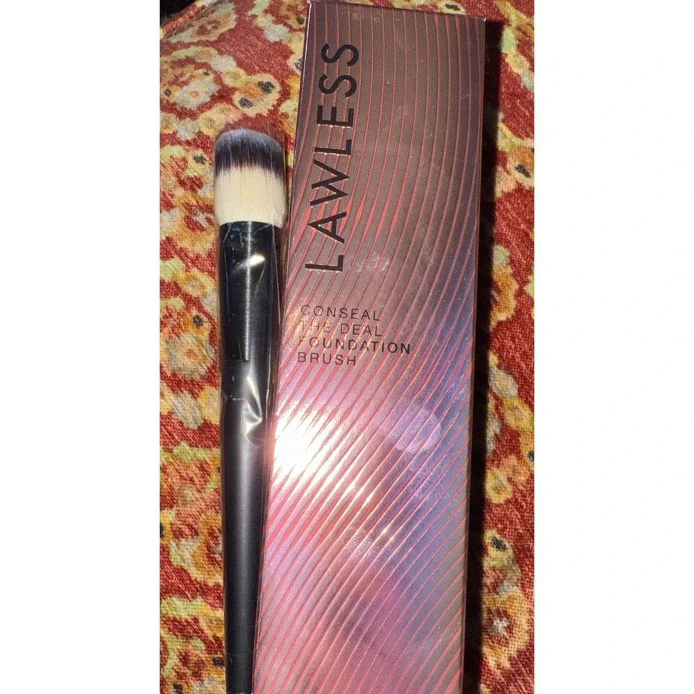 LAWLESS Foundation Brush NIB Vegan Blurs And Smoothes